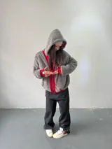 Campera reversible con cierre frontal, confeccionada en algodón de alto gramaje con estampa plastisol y bordado con aplique en un lado, y tela polar de pelo largo en el reverso. Presenta diseño oversize, capucha integrada y puños acanalados.