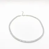 Gargantilla plateada con hilera de zirconias cuadradas engarzadas.