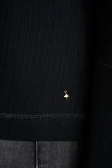 Polera negra de viscosa con cuello alto y mangas largas.