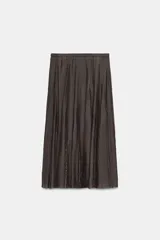 Falda midi de tiro medio de la colección ZARA Woman, confeccionada en mezcla de lyocell con acabado fluido y bajo en línea evasé. Cuenta con forro interior a tono y cierre lateral con cremallera oculta.