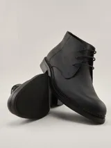 Botas estilo Chukka Benson & Thomas, modelo Morus 5.0, de cuero color negro con cordones y suela texturizada.