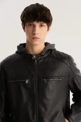 Campera de cuero sintético negra con capucha de algodón gris, cierre frontal con cremallera, bolsillos laterales con cremallera y detalles acolchados en hombros y mangas.