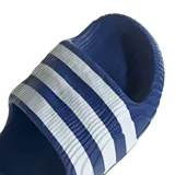 Sandalias Adidas Adilette 22 azules con tres tiras blancas.