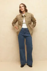 Pantalón de jean negro, ancho, de tiro alto y con dobladillo en las terminaciones.