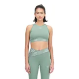Top deportivo New Balance color verde agua, con cuello alto, espalda deportiva y logo repetido en la banda inferior.