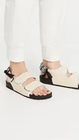 Sandalias planas Arizona Love modelo Apache Raffia, con suela de goma negra y tiras de velcro color beige confeccionadas en rafia.