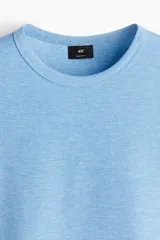 Remera de manga corta confeccionada en tejido de punto waffle de peso medio, con cuello redondo acanalado y bajo recto. Presenta un corte estándar.