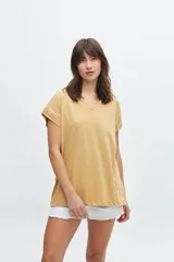 Musculosa color beige con cuello en V y mangas cortas con dobladillo.