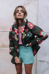 Short de tejido de punto color verde agua, de corte ajustado y cintura elástica.