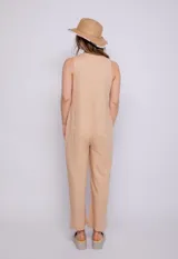 Mono negro sin mangas de lino y viscosa con botones veteados y dos bolsillos traseros.