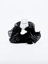 Colero de pelo negro con textura arrugada.