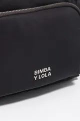 Bandolera pequeña Bimba y Lola, de color negro con bolsillos externos con cierre y logo impreso en el frente.