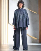 Capa de gabardina de lana estampada con diseño exclusivo "humanprint" en color metal azulado, con corte asimétrico.