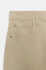 Pantalón de tiro medio con diseño barrel, pernera holgada que se estrecha hacia el tobillo y detalle de raya planchada en el frente y la espalda. Cuenta con cinco bolsillos y cierre frontal con cremallera y botón.