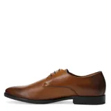 Zapato de vestir tipo derby para hombre, confeccionado en cuero color tostado, con cierre de cordones y suela de goma negra.