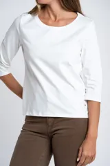 Remera de algodón con elastano, color negro, con mangas 3/4 y cuello redondo. Presenta un calce al cuerpo y está confeccionada en algodón peinado suave y resistente.