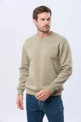 Buzo deportivo color caqui con cuello redondo, mangas largas y puños y dobladillo acanalados. Cuenta con interior en micropolar y un pequeño logo bordado al tono en el pecho.