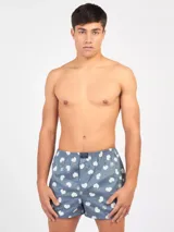 Bóxer de algodón blanco con estampado de flores pequeñas color celeste, con cintura elástica y logo de la marca en el centro.