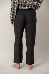 Pantalón de lino negro de corte recto.