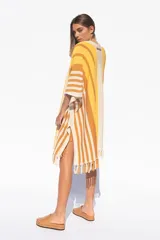 Sandalia tipo slipper color camel, confeccionada en cuero vacuno, con capellada acolchada y plataforma ergonómica forrada a tono.