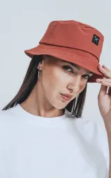 Remera blanca de manga corta con calce boxy fit.