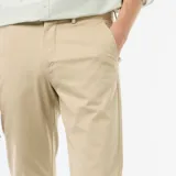 Pantalón chino de twill color beige, de corte recto y ajuste clásico con presillas para cinturón.
