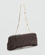 Bolso tipo clutch de color marrón oscuro, con diseño trenzado y estructura rígida.