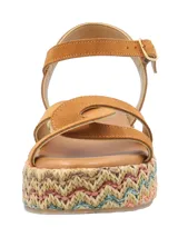 Sandalias de plataforma RKF modelo Clavel, con tiras de cuero en color tostado, suela de rafia trenzada con patrón en zigzag multicolor y tira ajustable en el talón con hebilla metálica dorada.