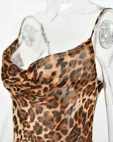 Vestido midi marrón con estampado animal print, breteles finos y escote drapeado.