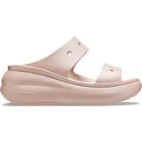 Sandalias Crocs Classic Crush color rosa con plataforma y dos tiras superiores con orificios para charms.