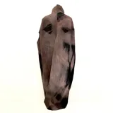 Poncho de lana merino afieltrada color marrón con cuello alto y abertura frontal.