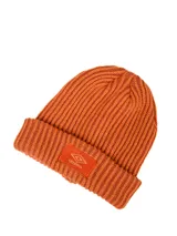 Gorro tipo beanie tejido en punto acanalado, color naranja, con parche frontal de la marca Umbro.