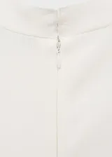 Vestido largo de diseño combinado, con cuerpo sin mangas de cuello redondo y falda evasé fluida. Presenta un estilo minimalista y elegante.