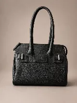 Cartera de mano estructurada de cuero vacuno rojo, con doble asa superior y detalles de charol en la parte superior. Cuenta con cierres metálicos y apliques decorativos laterales con hebillas.