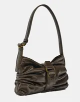 Cartera marrón con correa de hombro, diseño fruncido y hebilla decorativa.