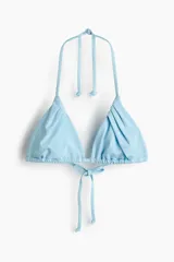 Top de bikini celeste con diseño triangular, copas plisadas y tiras finas para atar en el cuello y la espalda.