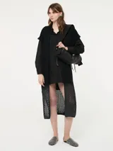 Chaleco largo sin mangas, tejido en punto abierto con efecto degradé de negro a gris oscuro.