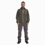 Campera cortaviento Merrell modelo Potomac, color verde oscuro con detalles en beige claro en cierres y paneles laterales. Cuenta con capucha, cierre frontal completo, bolsillo en el pecho y logo de la marca estampado.