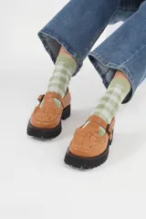 Medias de algodón con diseño a cuadros verde claro y detalle de flores en el lateral.