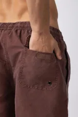 Short de baño de corte relajado en color gris azulado con efecto lavado. Cuenta con cintura elastizada con cordón ajustable, bolsillos laterales y una pequeña etiqueta decorativa en el ruedo.