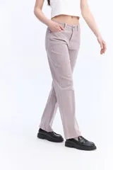 Jean straight de tiro alto y piernas rectas, con efecto lavado y acabado vintage.