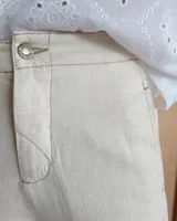 Pantalón capri de jean celeste, de corte amplio y tiro alto.