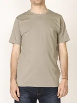 Remera básica de manga corta y cuello redondo color gris oscuro, con calce clásico y sutil bordado al tono en el borde inferior.