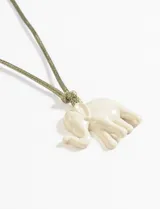 Collar con cordón verde y dije de elefante blanco de acrílico.