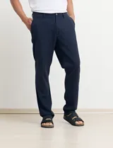 Pantalón de vestir verde de corte recto.