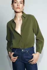 Camisa de manga larga confeccionada en mezcla de modal, con cuello solapa y cierre frontal de botones.