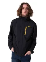 Chaqueta impermeable negra Caterpillar de tejido ripstop, con capucha ajustable, cierre frontal con cremallera oculta por solapa de velcro, bolsillo con cremallera amarilla en el pecho y parche con logo de la marca.