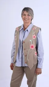 Chaleco reversible de acrocel de algodón, color marrón, con botones de madera y detalles bordados a mano de flores con tallos.