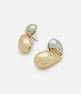 Par de caravanas colgantes con forma de gota doble, confeccionadas en metal con baño mixto dorado y plateado.