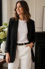 Blazer negro de corte entallado con solapa clásica y diseño sin botones frontales.